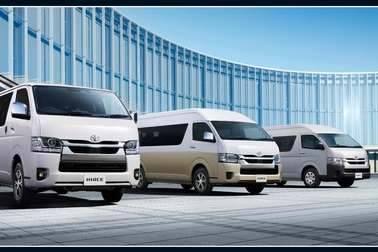 （左）：VAN・2WD・2800ディーゼル・標準ボディ・スーパーGL