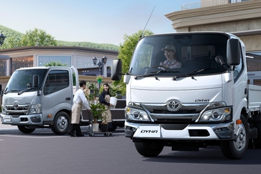 【モデル入り素材】左）ワイドキャブ・2WD・ロングデッキ・フルジャストロー・2.0トン積