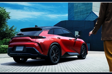【モデル入り素材】SPORT RS（2.5Lプラグインハイブリッド車）